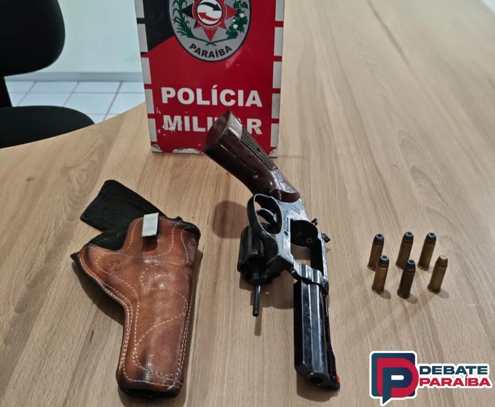 O acusado recebeu voz de prisão e foi conduzido à delegacia de Polícia Civil com a arma apreendida (Foto: Reprodução)