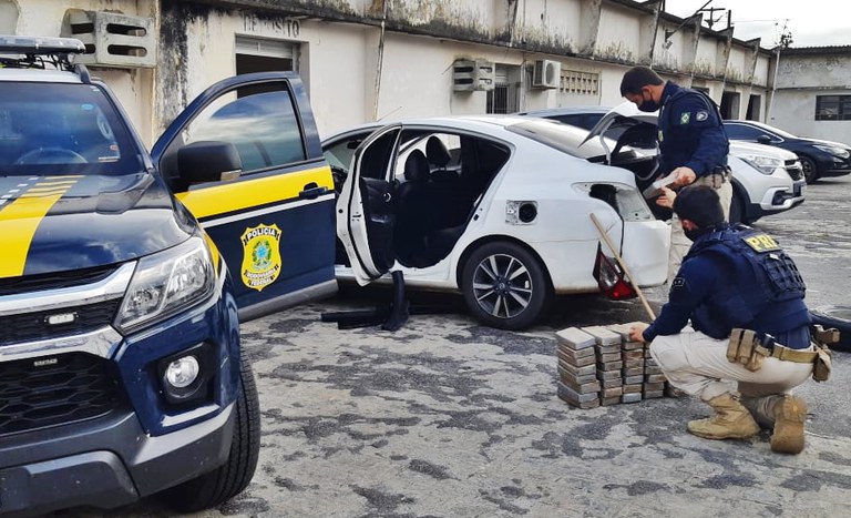 A droga, avaliada em R$ 450 mil, saiu de Natal, no Rio Grande do Norte, e seria entregue em Campina Grande, agreste paraibano (Foto: Divulgação PRF)