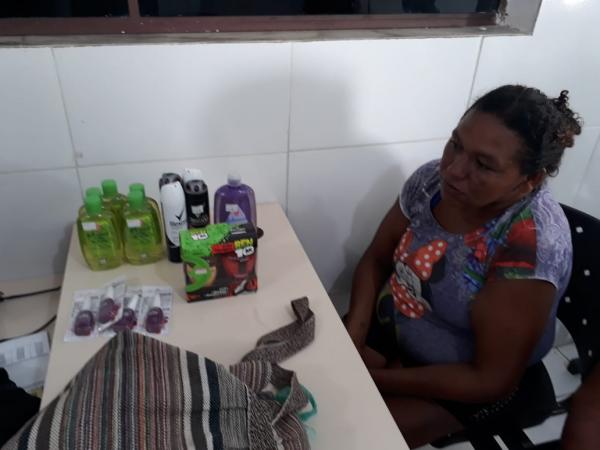 Ivanilda Pereira da Silva, vulgo “Tartaruga”, foi presa em flagrante e delito. (Foto: Reprodução do Whatsapp).