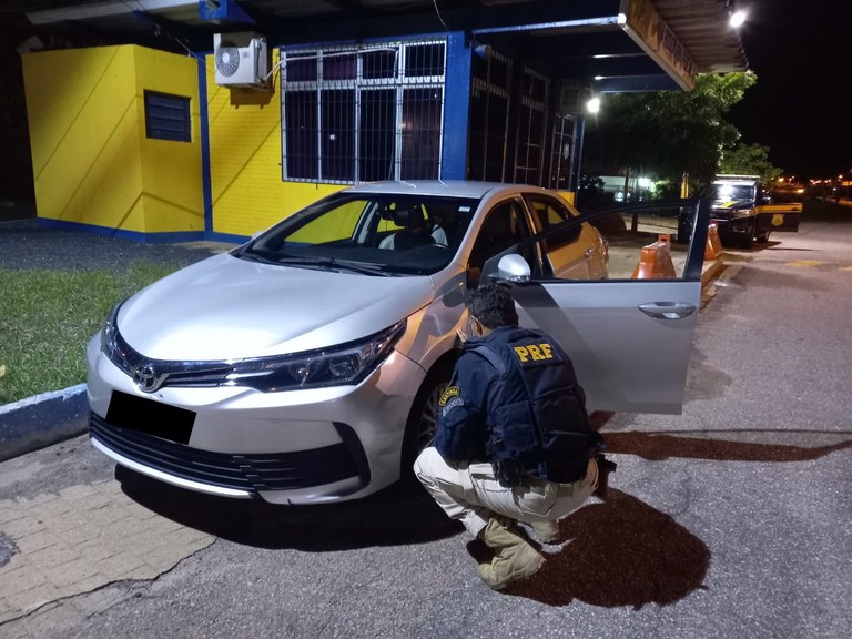 O condutor, um homem de 37 anos, foi detido, conduzido à Polícia Civil e deverá responder pelo crime de receptação de veículo roubado (Foto: Divulgação PRF)