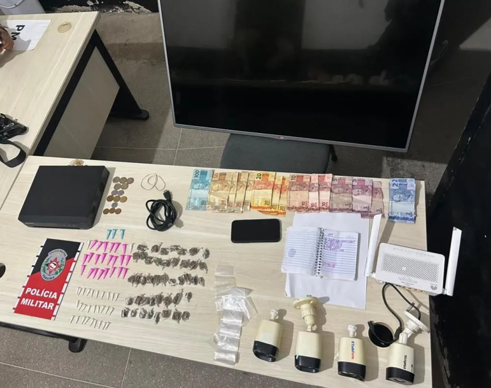 A ação foi realizada por equipes da ROTAM durante rondas na região, após denúncia indicando a existência de um ponto de comercialização de entorpecentes. (Foto: Reprodução).