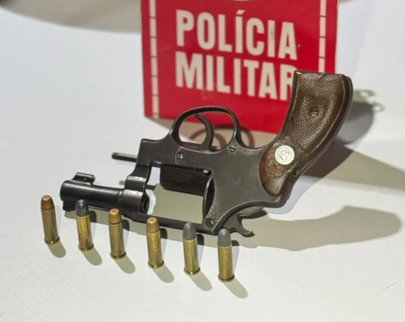 Diante dos fatos, o suspeito, a arma apreendida e a moto recuperada, foram levados à delegacia de Polícia Civil (Foto: Reprodução)