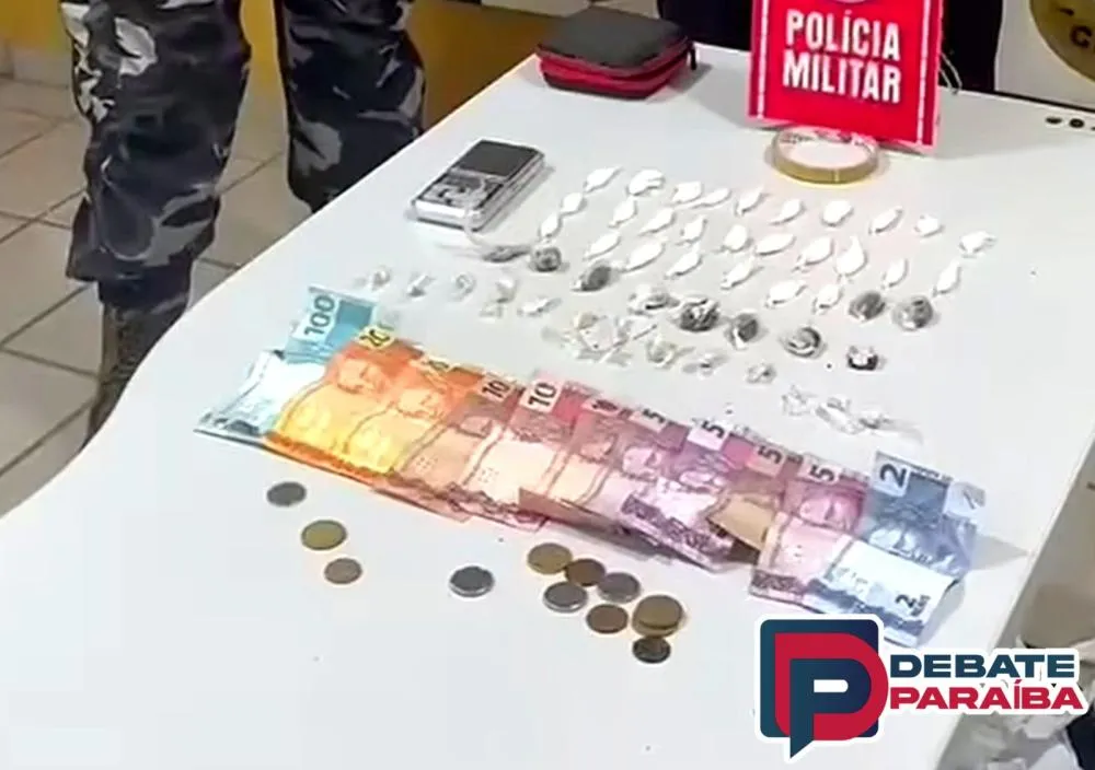 Posteriormente, os três suspeitos e os entorpecentes apreendidos foram apresentados na delegacia de Polícia Civil (Foto: Reprodução)