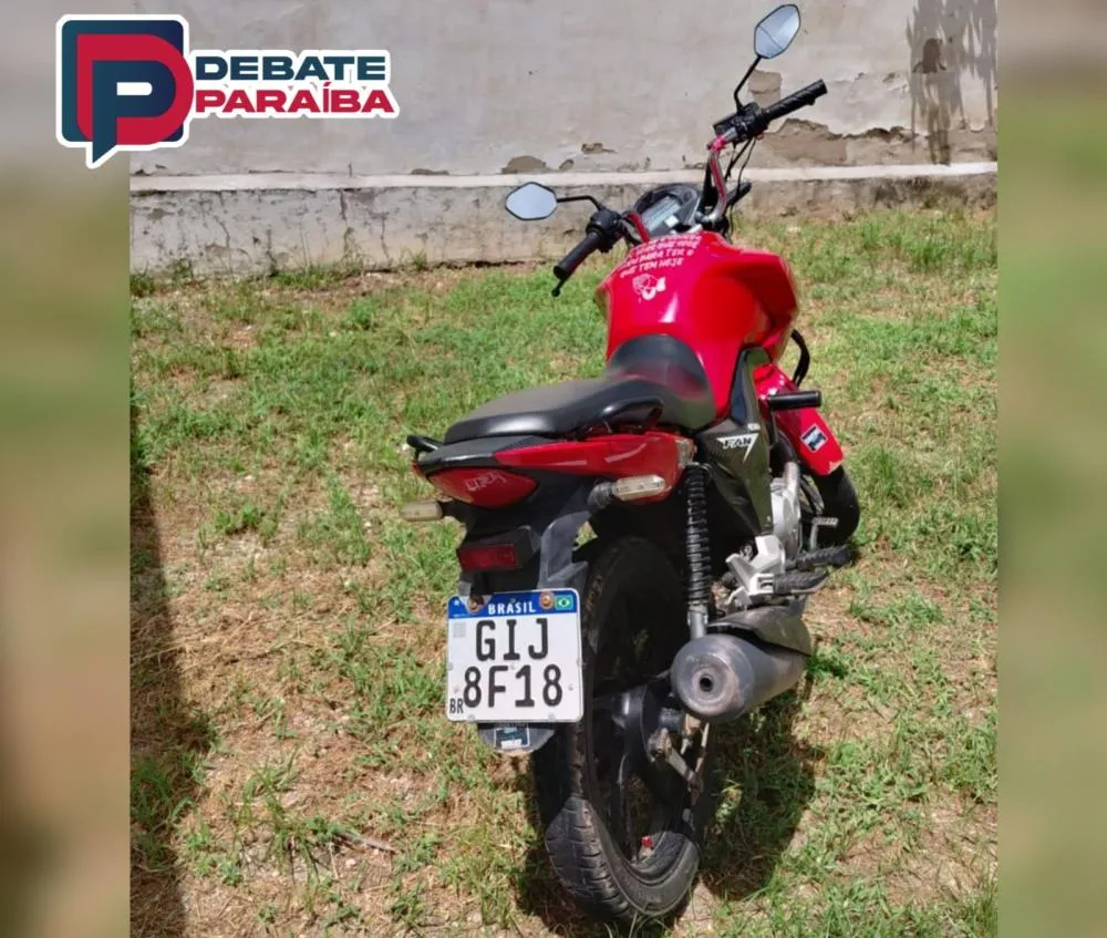 A motocicleta recuperada, o menor infrator e seu responsável, foram conduzidos à delegacia de Polícia Civil de Pombal (Foto: Reprodução)