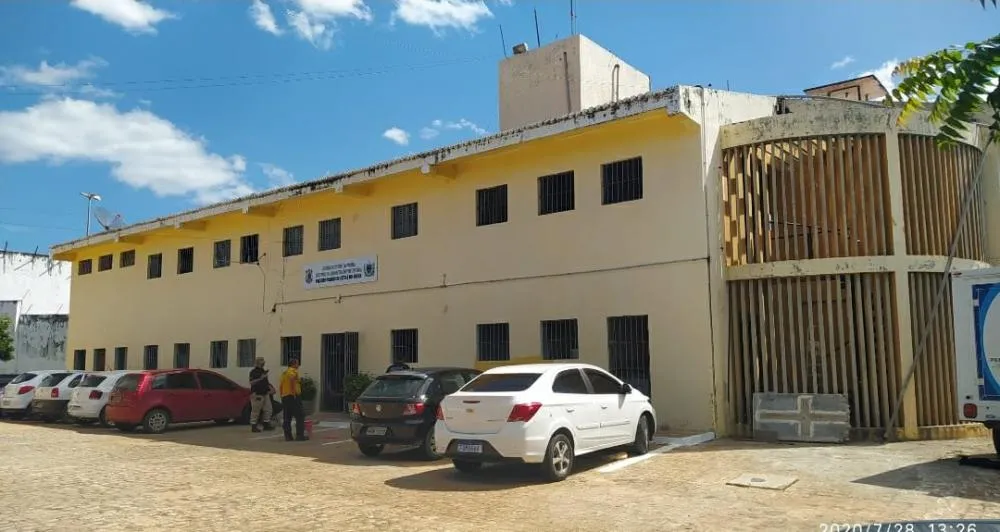 O Corpo de Bombeiros foi acionado e conseguiu controlar as chamas, evitando que o incêndio atingisse outros pavilhões. (Foto: Reprodução).