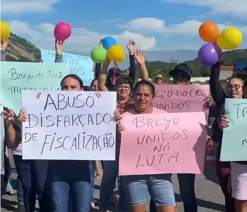 A mobilização, que ocorre de forma pacífica, reúne trabalhadores que cobram mudanças na atuação do Fisco estadual. (Foto: Reprodução).