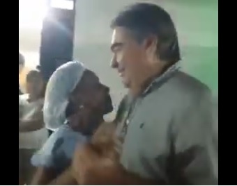 Sem máscara, Lindolfo Pires, como bom sertanejo, não recusou o convite da dama e balançou o esqueleto no forró. (Foto: Reprodução).