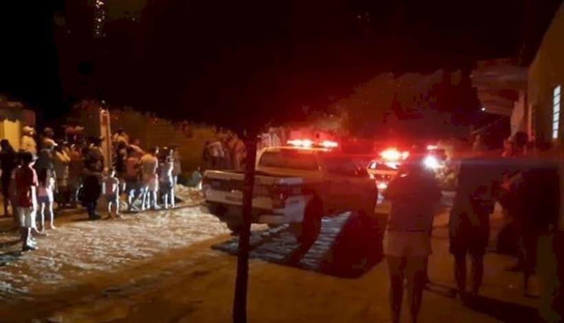 Os três homens e uma mulher que estavam no interior do veículo foram detidos e conduzidos à delegacia de Polícia Civil para dar continuidade ao procedimentos policial (Foto: Reprodução)