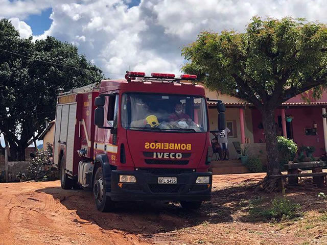 A equipe fez o rescaldo do fogo e utilizou os procedimentos padrões para a retirada segura do botijão (Foto: Divulgação Corpo de Bombeiros)