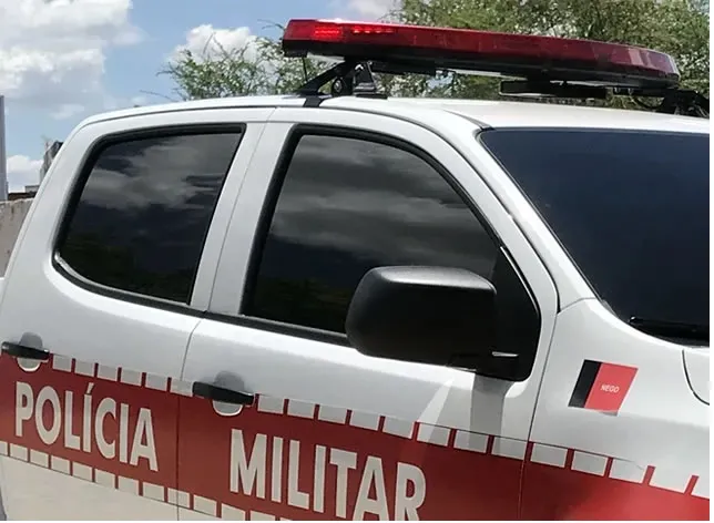Durante a ação, os policiais também apreenderam uma porção de substância semelhante à cocaína em posse do acusado. (Foto: Reprodução).
