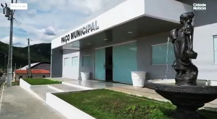 Processos licitatórios envolvem construção de ginásio poliesportivo e contratação de veículos para transporte escolar. (Foto: Cidade Noticia).