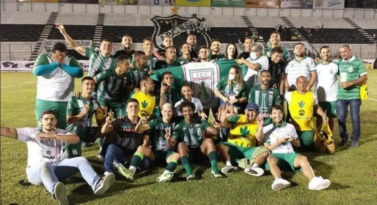 A figura do dinossauro estampada no escudo do time simboliza justamente esse orgulho regional. (Foto: Reprodução).
