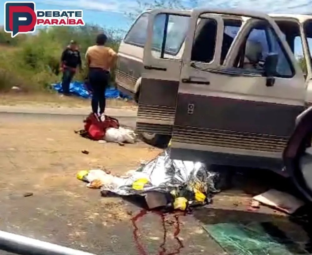 O motorista da Veraneio, de 48 anos, e um passageiro de 85 anos sofreram ferimentos graves e morreram ainda no local (Foto: Reprodução)