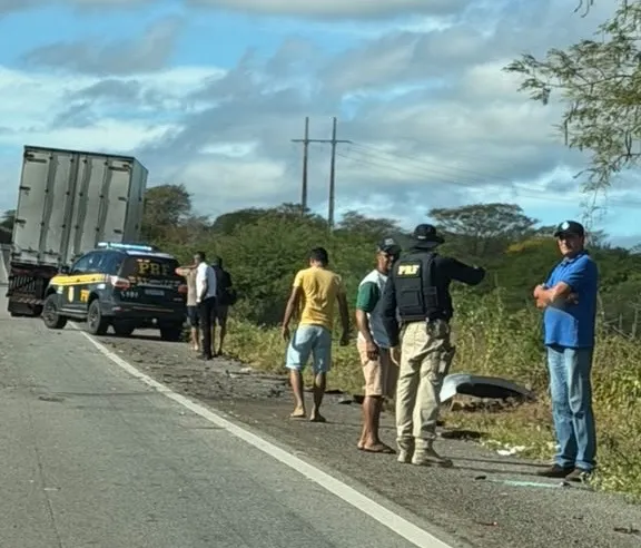 Carro fica destruído após colisão frontal com caminhão na BR-230, em Pombal