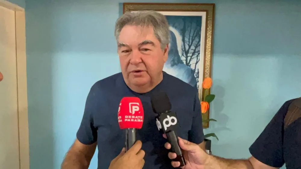 Lindolfo ainda comparou o debate ao problema da coleta de lixo na capital paraibana, cobrando maior atenção para questões urbanas que afetam diretamente a população. (Foto: Debate Paraíba).