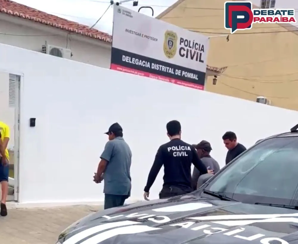 Ao término da ação policial, os infratores da lei e as armas apreendidas, foram apresentados na delegacia de Polícia Civil (Foto: Reprodução)