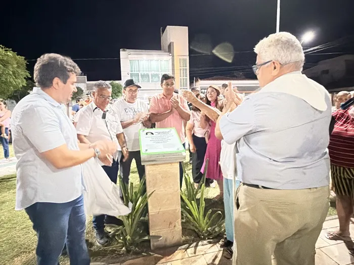 De acordo com o prefeito Helder Carvalho, a nova praça oferece um ambiente acolhedor para a população. (Foto: Reprodução).