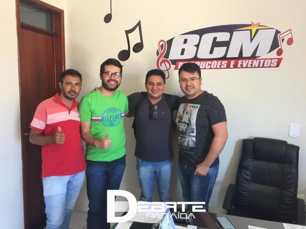 Radialista sousense é contratado pelo grupo Erivan Morais em Uiraúna. (Foto: Debate Paraíba). 