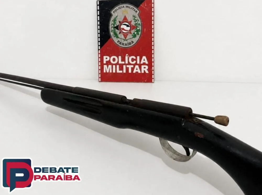 Os militares realizaram a abordagem e constataram a posse irregular da arma e das munições, e em seguida deram voz de prisão ao suspeito (Foto: Reprodução)