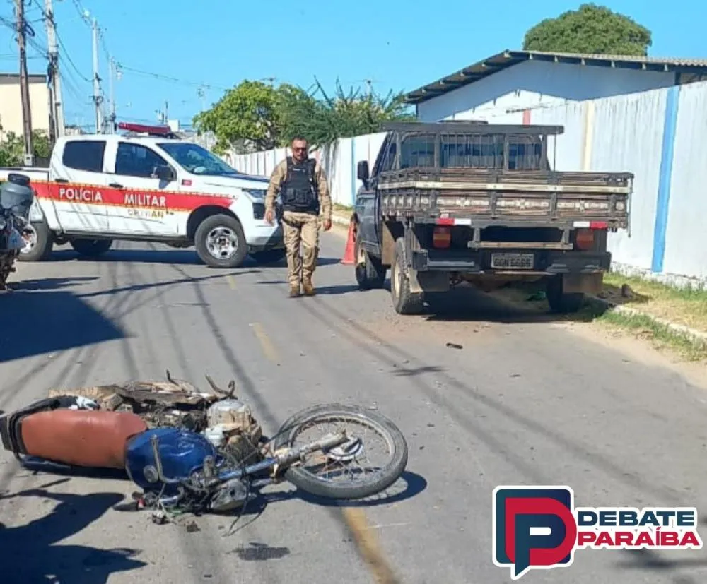 Com a força do impacto, o motociclista foi arremessado ao solo e sofreu supostas fraturas em membros inferiores e superiores (Foto: Reprodução)