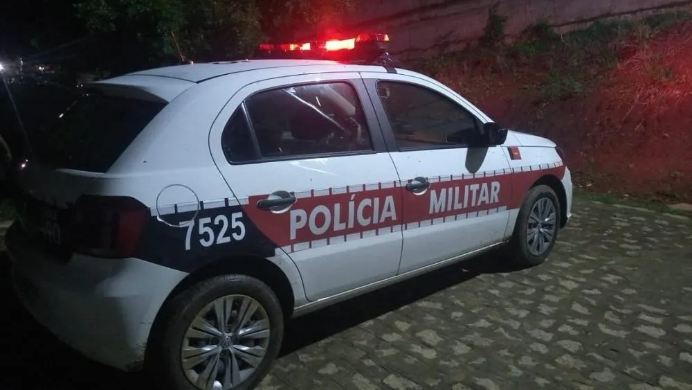 Jovem é esfaqueada pelo padrasto após discussão familiar em Cajazeiras; suspeito está foragido