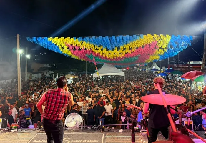 O evento reuniu uma verdadeira multidão de moradores e visitantes, que lotaram o espaço da festa para prestigiar uma programação marcada por muito forró. (Foto: Reprodução).