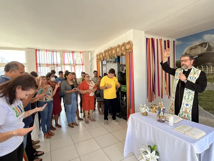 O ato contou com a participação ecumênica de servidores públicos e da população, reunindo diferentes pessoas em uma celebração marcada pela oração, reflexão e agradecimento. (Foto: Reprodução).