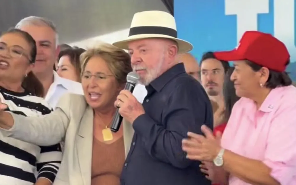 Ao fazer uso da palavra, a gestora quebrou o protocolo do evento para pedir ao presidente maior atenção do Governo Federal às crianças com Transtorno do Espectro Autista (TEA). (Foto: Reprodução).