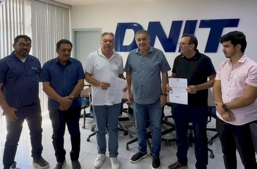 Durante o encontro, Lindolfo Pires entregou à comitiva a autorização oficial que permite à Prefeitura de Sousa executar a obra. (Foto: Reprodução).