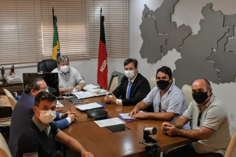 O anúncio ocorreu após reunião entre os gestores e o deputado estadual Júnior Araújo (Avante), aliado do prefeito em Marizópolis. (Foto: Reprodução).