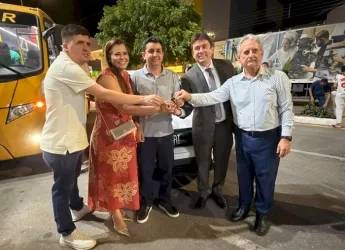 Foram entregues um micro-ônibus, que ampliará o atendimento à população, e um veículo destinado aos serviços da Secretaria Municipal de Saúde. (Foto: Reprodução).