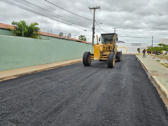 O prefeito Helder Carvalho destacou que, mesmo durante o fim de semana, a gestão municipal mantém o ritmo de trabalho para garantir a execução das obras. (Foto: Reprodução).