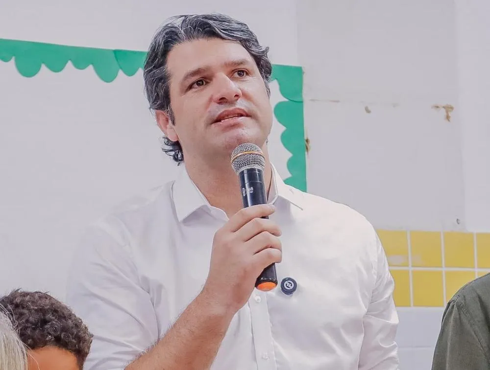 Leo Bezerra se 'humilha' a João Azevêdo e condiciona apoio em 2026 à definição do PSB: “Eu preciso conversar com ele”