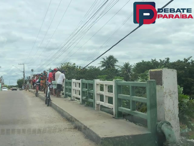 Peritos da Polícia Civil foram acionados, e após serem realizados os procedimentos no local encaminharam o cadáver ao IML de Cajazeiras para ser feita a necropsia (Foto: Debate Paraíba)
