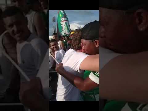 Regado a álcool, Tyrone acompanha vitória do Sousa sobre o Atlético no meio da torcida, em Cajazeiras