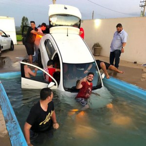 Carro cai em piscina durante festa ‘resgate’ viraliza na web