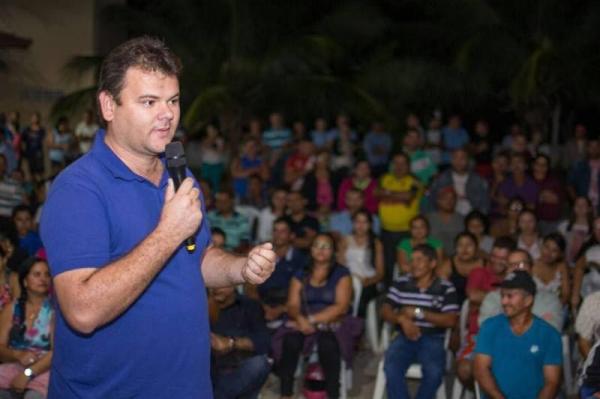 Para agradar eleitores, prefeito paraibano participa do batizado de um cachorro