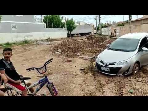 Ruas de Sousa têm carro atolado e crateras e moradores protestam: 