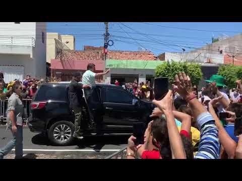 Bolsonaro é recebido por multidão em Coremas e desfila pelas ruas da cidade sertaneja