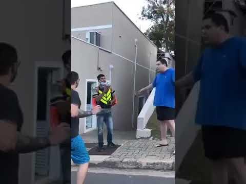 Entregador de aplicativo sofre ofensas racistas em condomínio de São Paulo