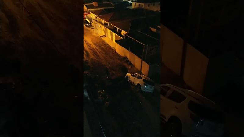 Durante a madrugada, veículo da prefeitura de Sousa conduzido pelo prefeito Fábio Tyrone cai em buraco de obra do DAESA